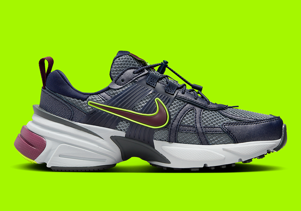 Кросівки для бігу жіночі Nike V2k Run Nh Luminous (FV6602-400)